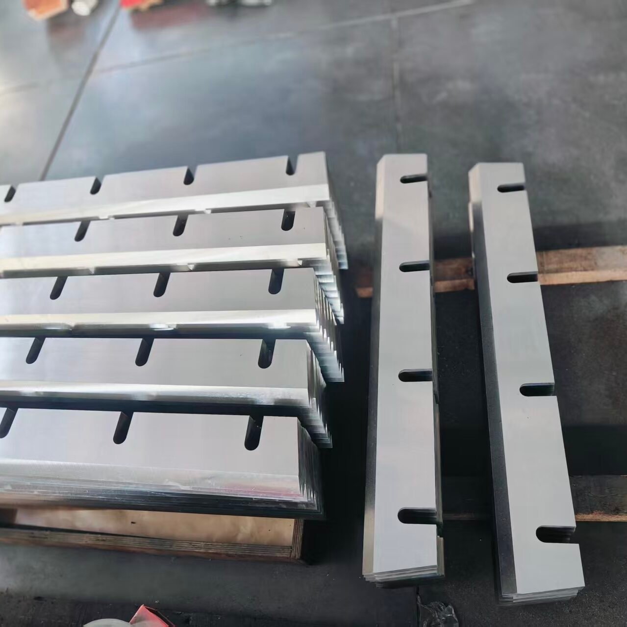 customized tungsten carbide single shaft shredder blade for recycling plastics OEM Plastic crusher knives Plastic shredder baldes with tungsten alloy welded cutting edge Hard metal crusher blades for plastic recycling plastics